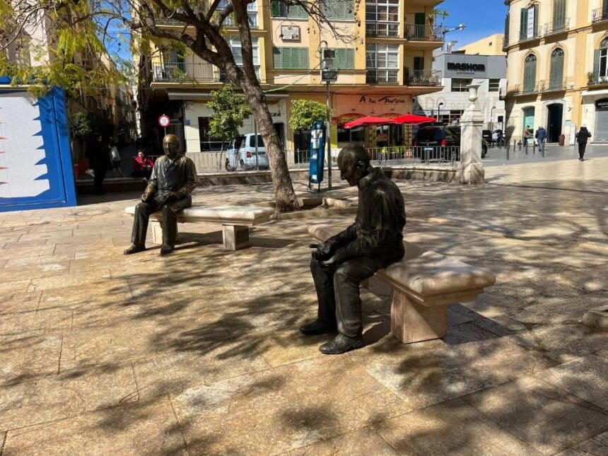 La Figura De Un Anciano Solitario Acompa A A Picasso En La Plaza De La